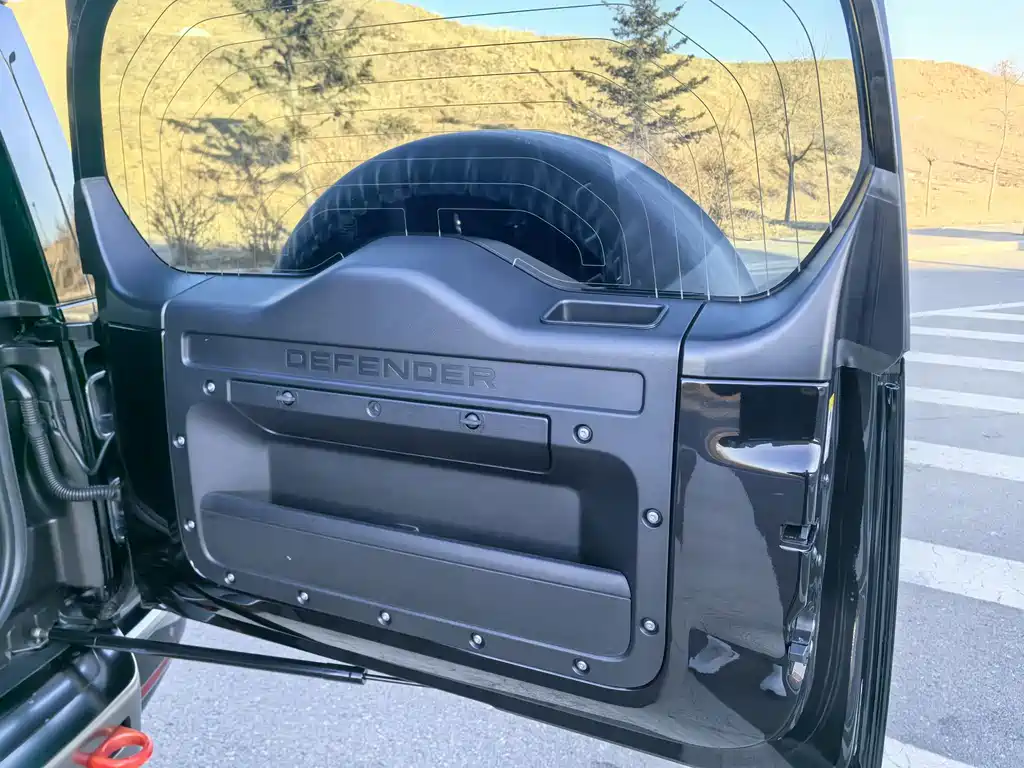 Land Rover Defender 2025 — фото 17