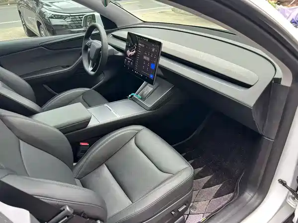 Tesla Model Y 2025