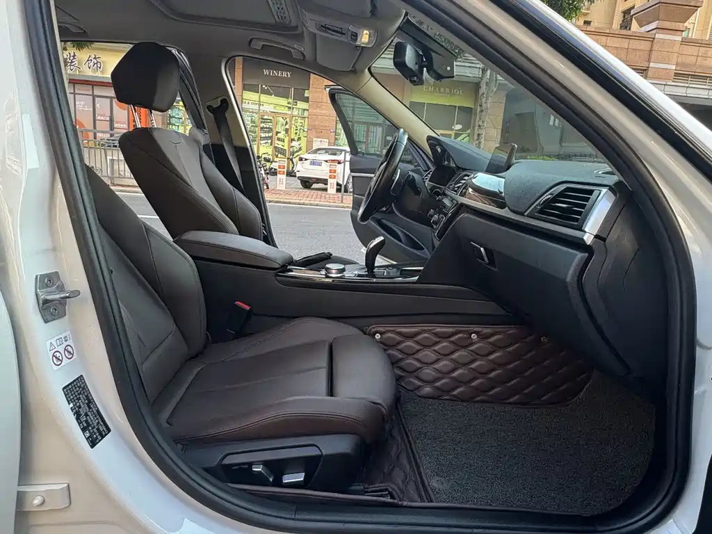 BMW 3 Series 2019 — фото 12