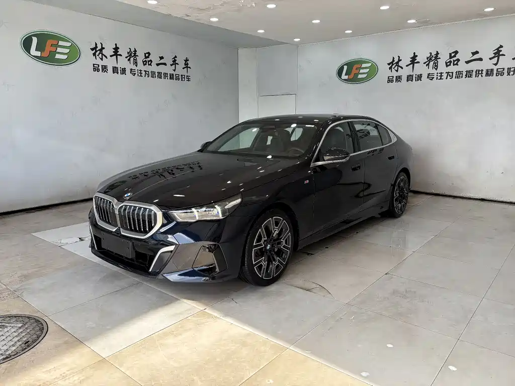 BMW 5 Series 2025 — фото 1
