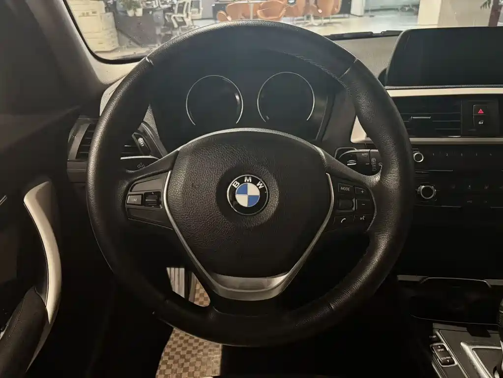 BMW 1 Series 2018 — фото 14