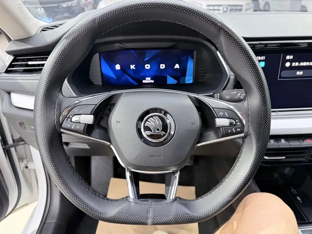Skoda Octavia 2023 — фото 11