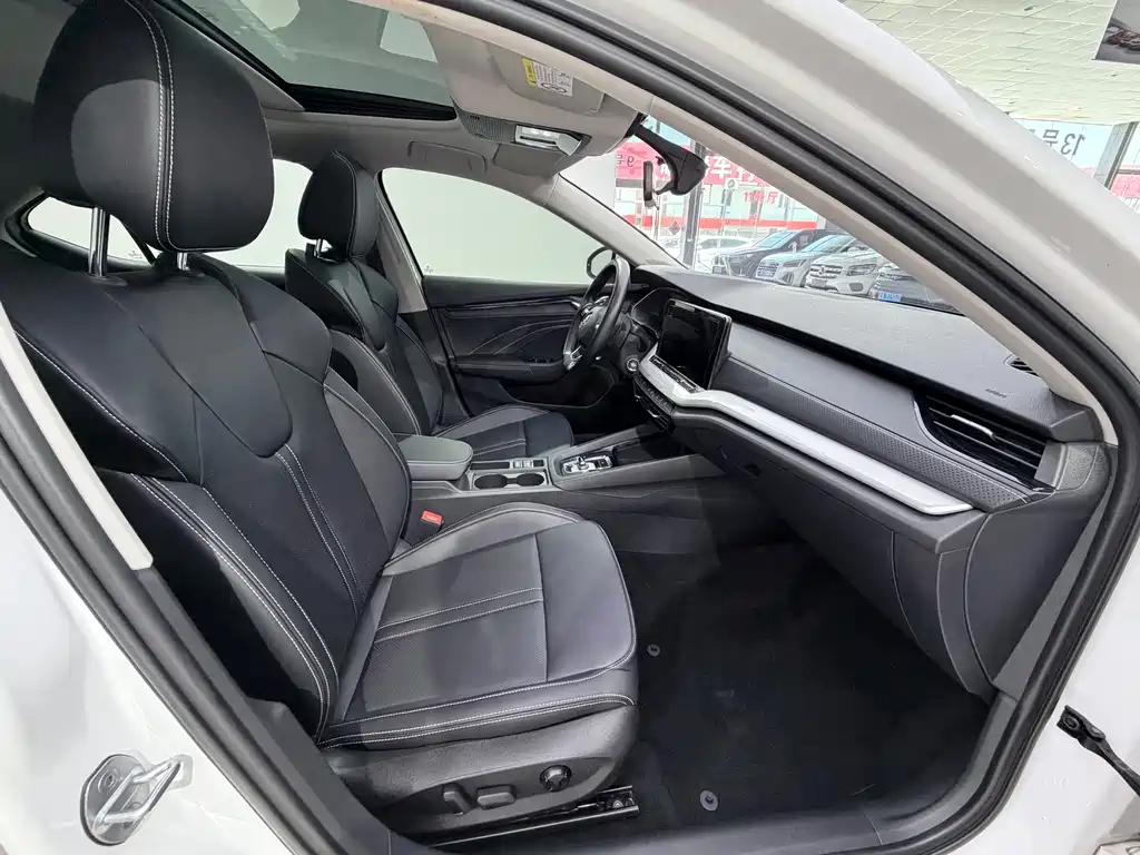 Skoda Octavia 2023 — фото 9