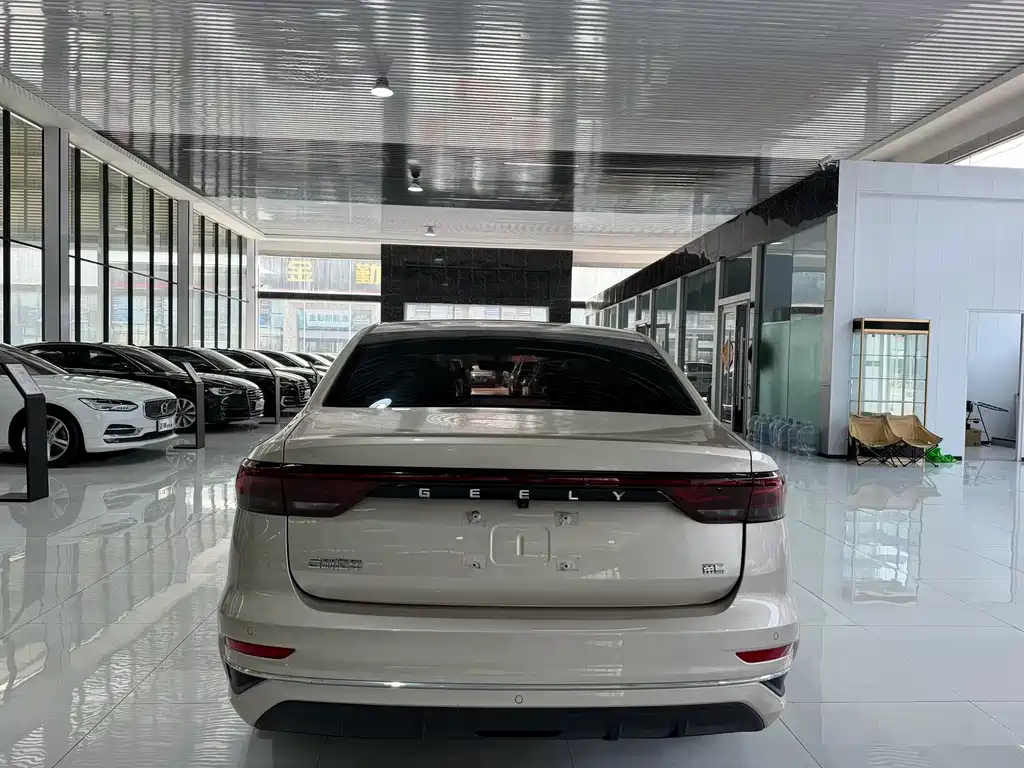 Geely Emgrand 2022