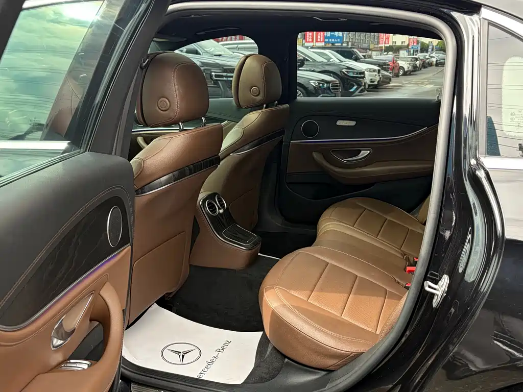 Mercedes-Benz E-Class 2022 — фото 13