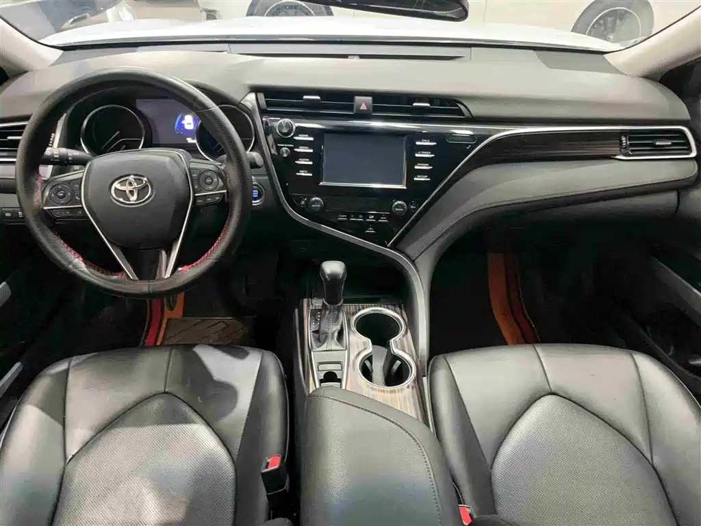 Toyota Camry 2019 — фото 8