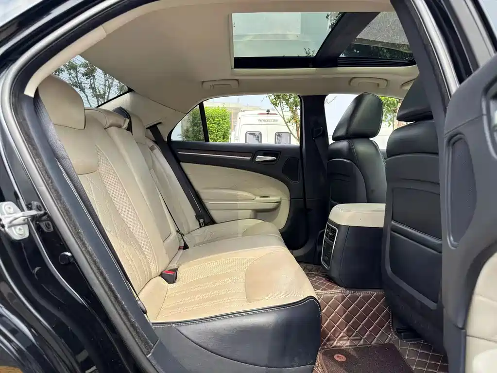 Chrysler 300C 2018 — фото 10