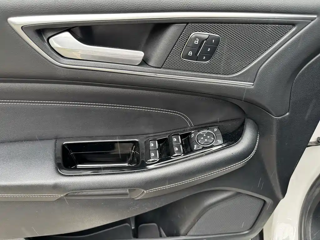 Ford Edge 2017 — фото 24