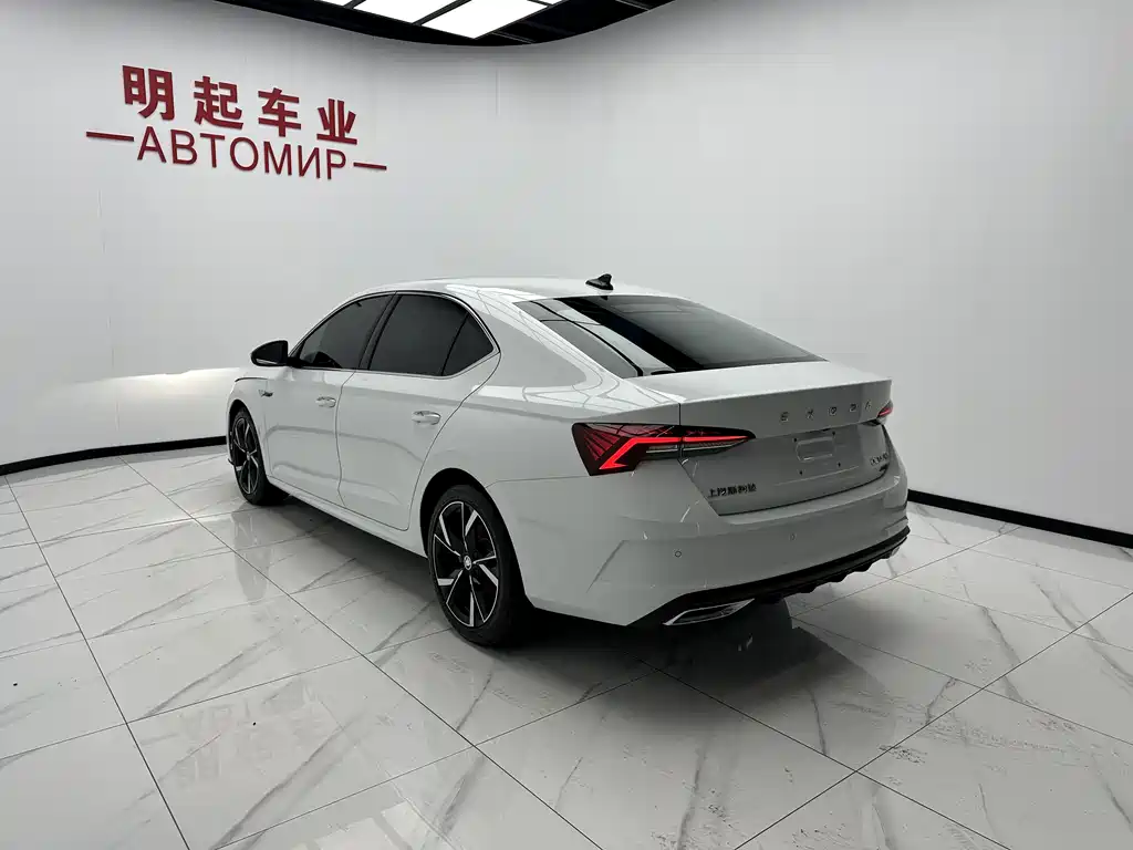 Skoda Octavia 2023 — фото 8