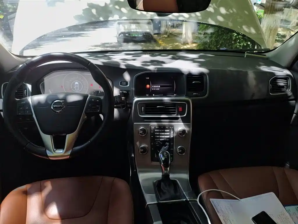 Volvo S60 2018 — фото 12