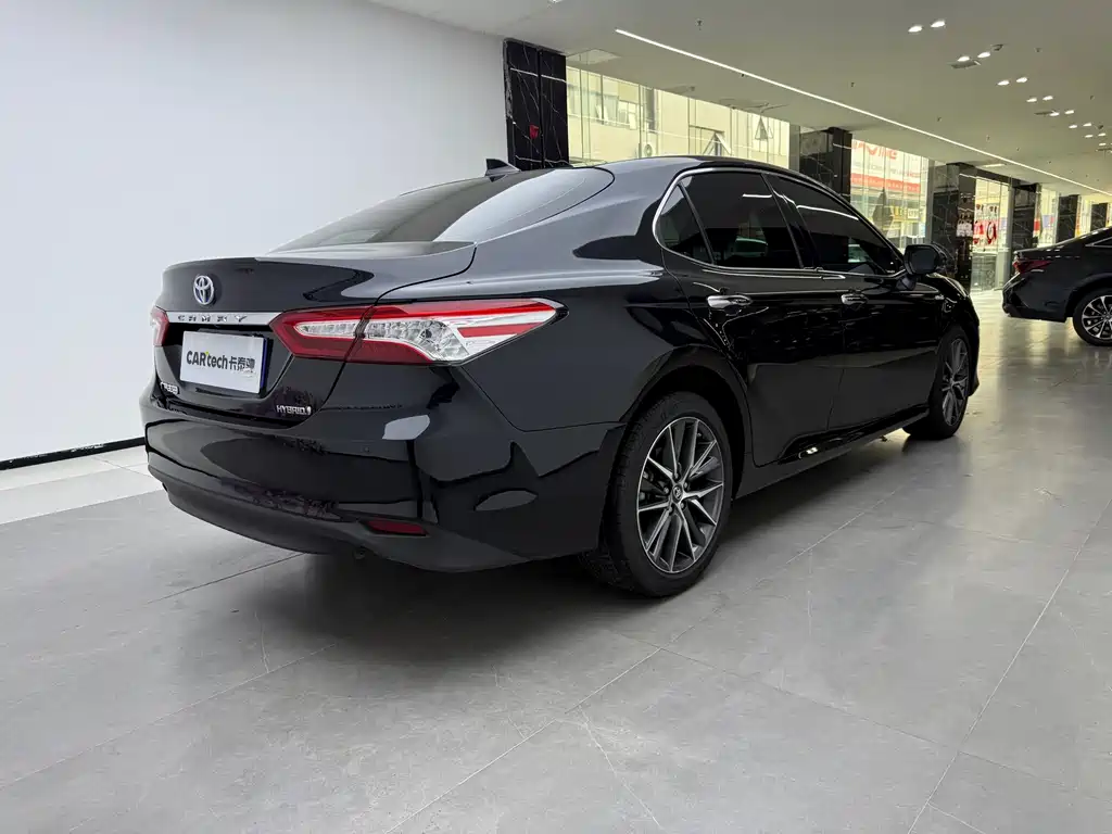 Toyota Camry 2023 — фото 3