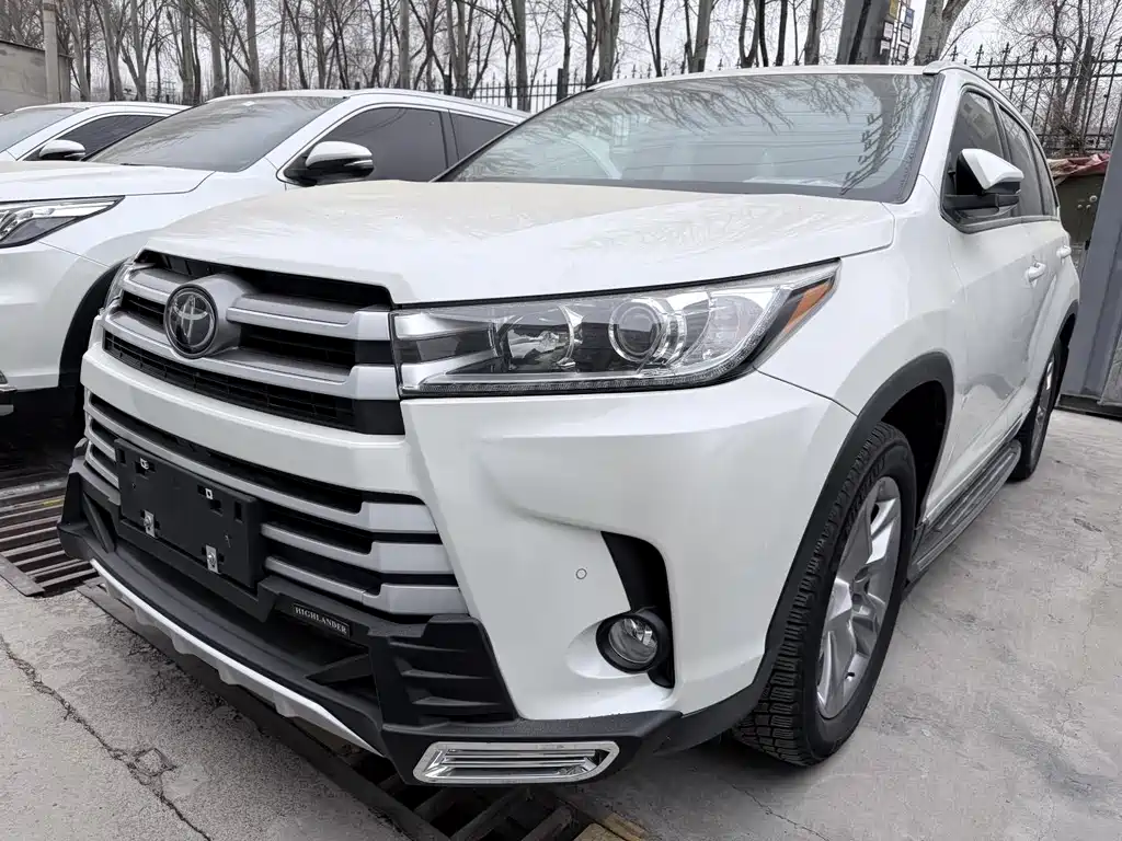 Toyota Highlander 2021 — фото 1