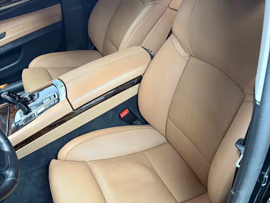 BMW 7 Series 2011 — фото 13