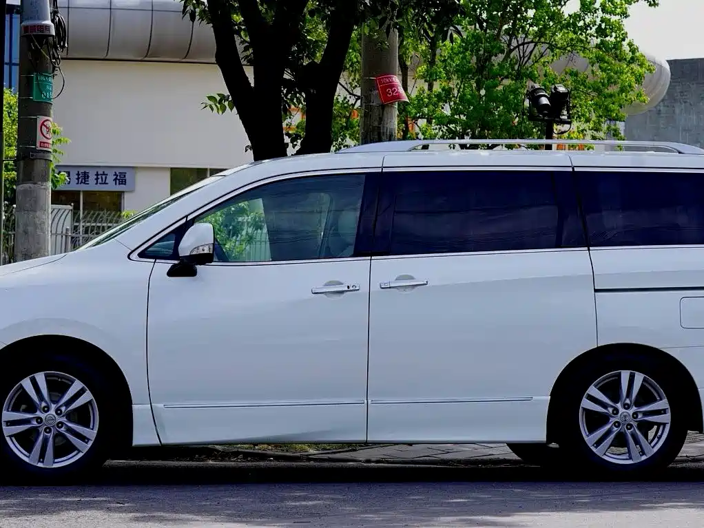 Nissan Quest 2016 — фото 2