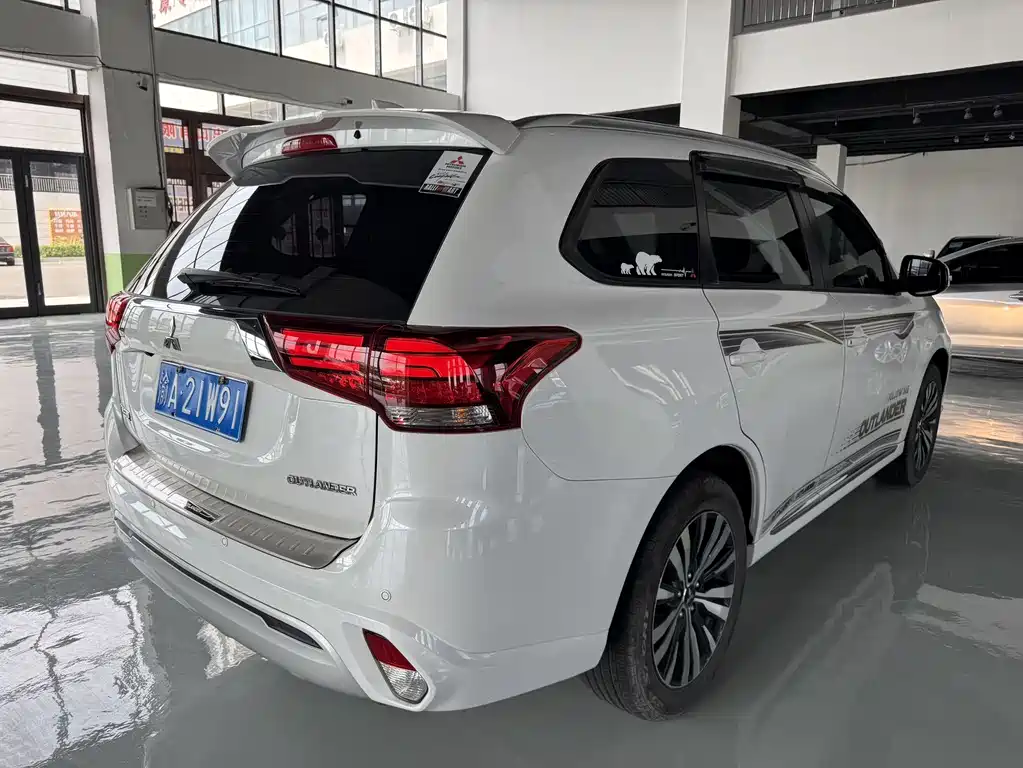 Mitsubishi Outlander 2022 — фото 7