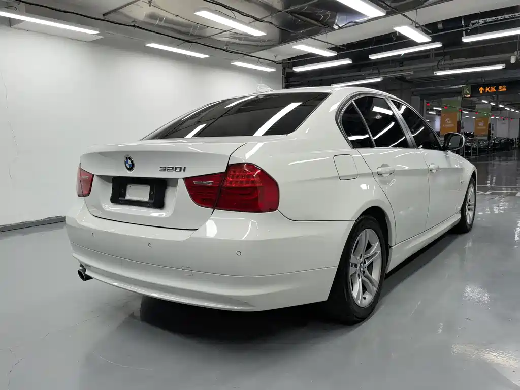BMW 3 Series 2010 — фото 15