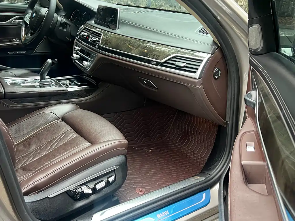 BMW 7 Series 2017 — фото 12