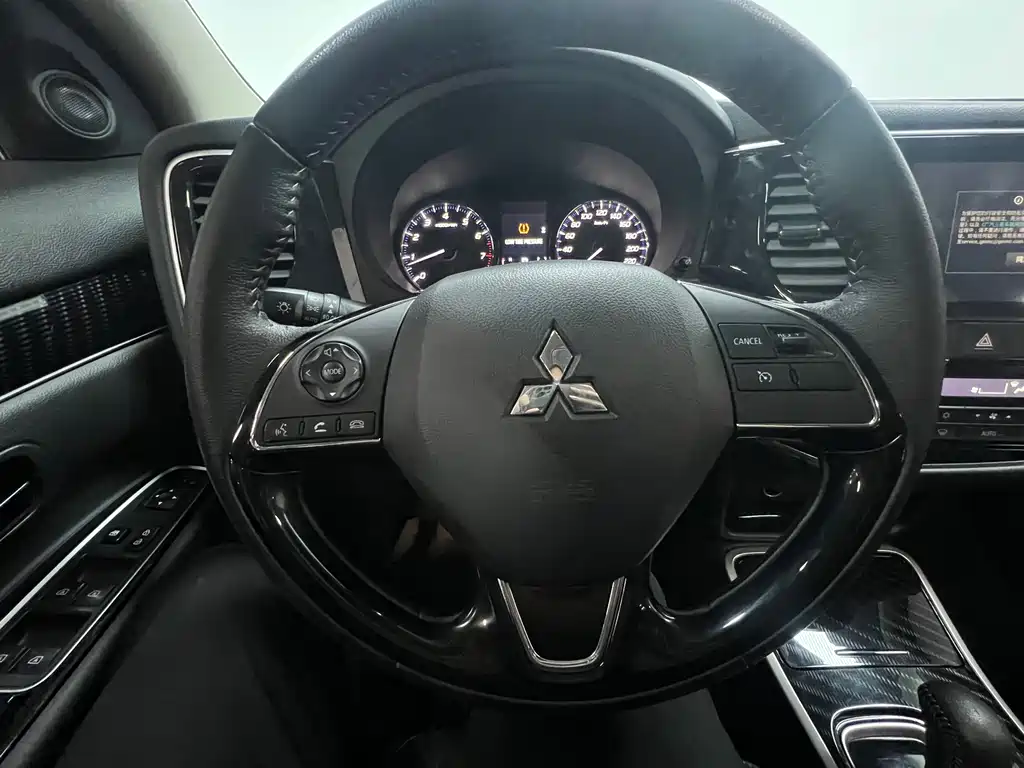 Mitsubishi Outlander 2022 — фото 17