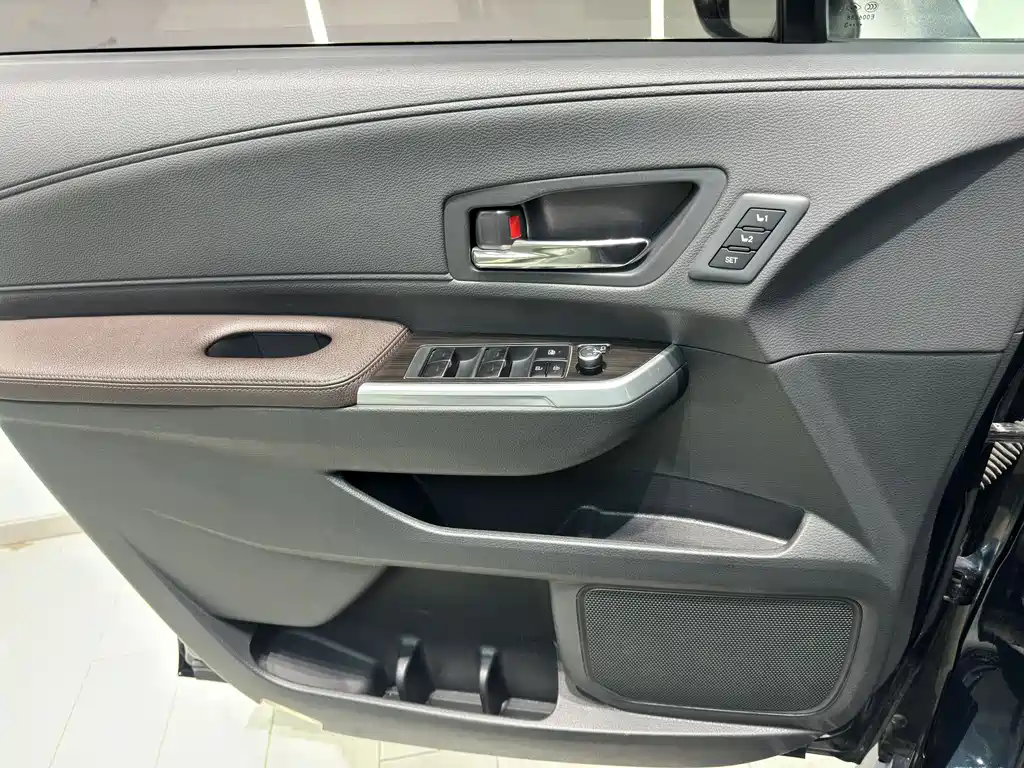 Toyota Granvia 2023 — фото 14