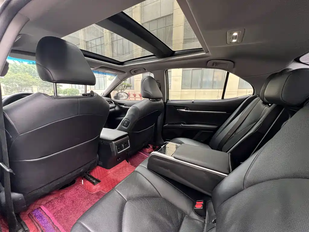 Toyota Camry 2018 — фото 12