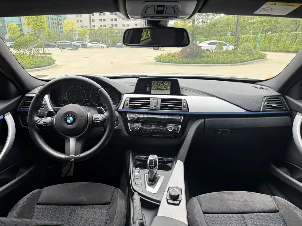 BMW 3 Series 2018 — фото 11