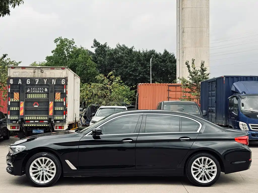 BMW 5 Series 2018 — фото 11