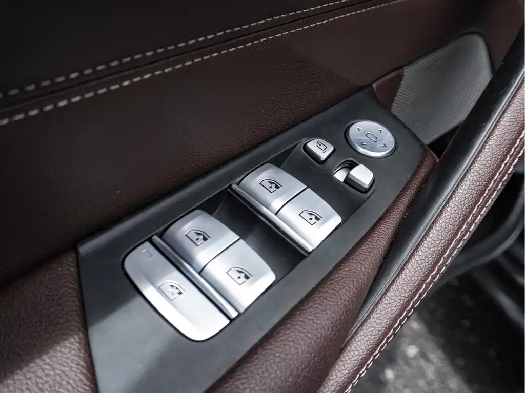BMW 5 Series 2023 — фото 10