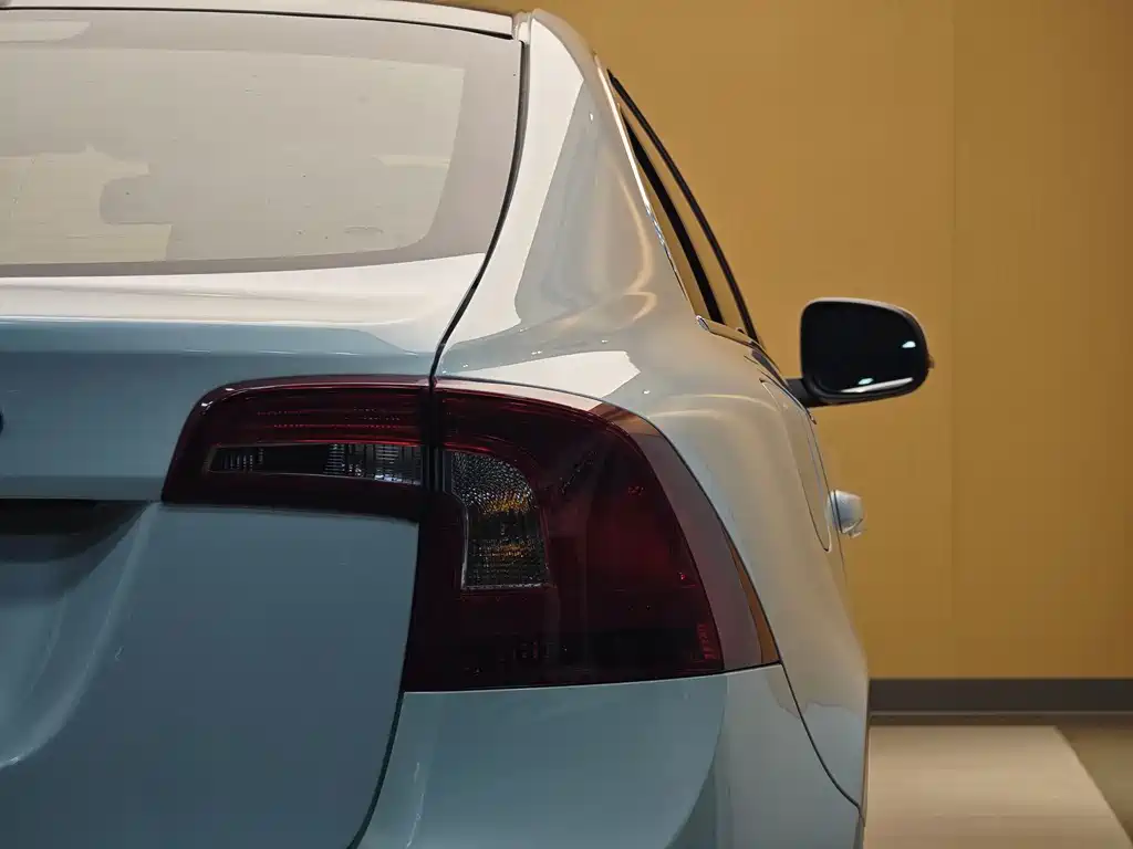 Volvo S60 2017 — фото 25