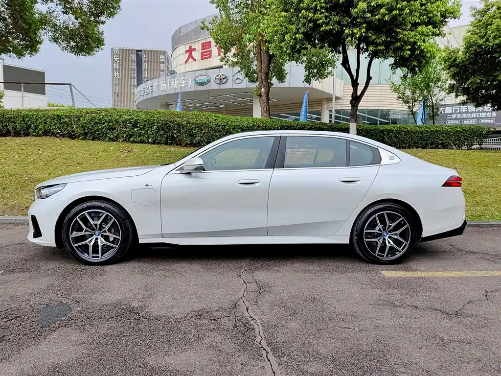 BMW i5 2025 — фото 3