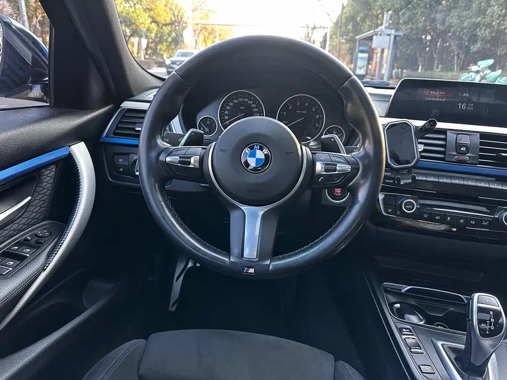 BMW 3 Series 2018 — фото 11