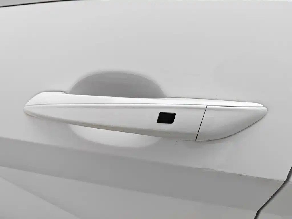 Hyundai Elantra 2023 — фото 18