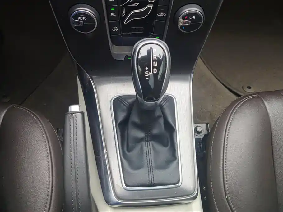 Volvo V40 2015 — фото 16