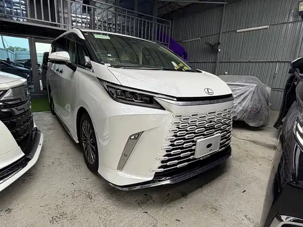 Lexus LM 2025