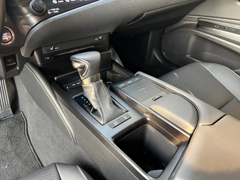 Lexus ES 2019 — фото 14