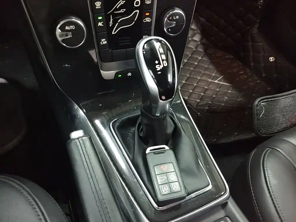 Volvo V40 2017 — фото 14