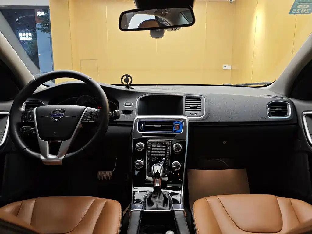 Volvo S60 2017 — фото 19