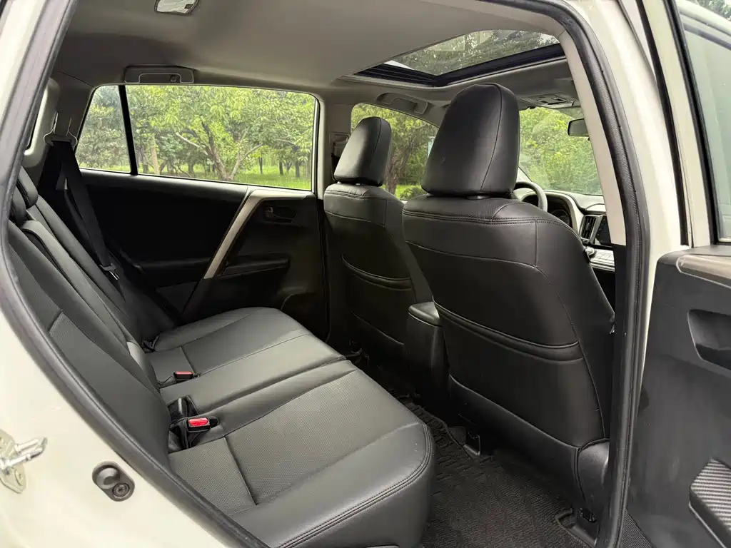 Toyota RAV4 2016 — фото 10
