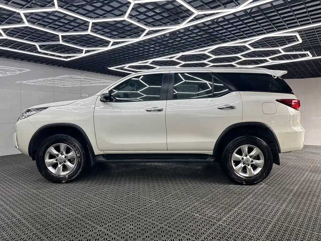 Toyota Fortuner 2019 — фото 5