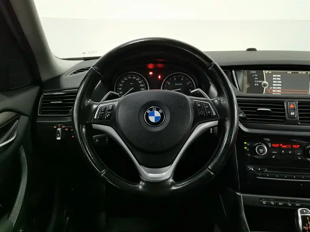 BMW X1 2015 — фото 11