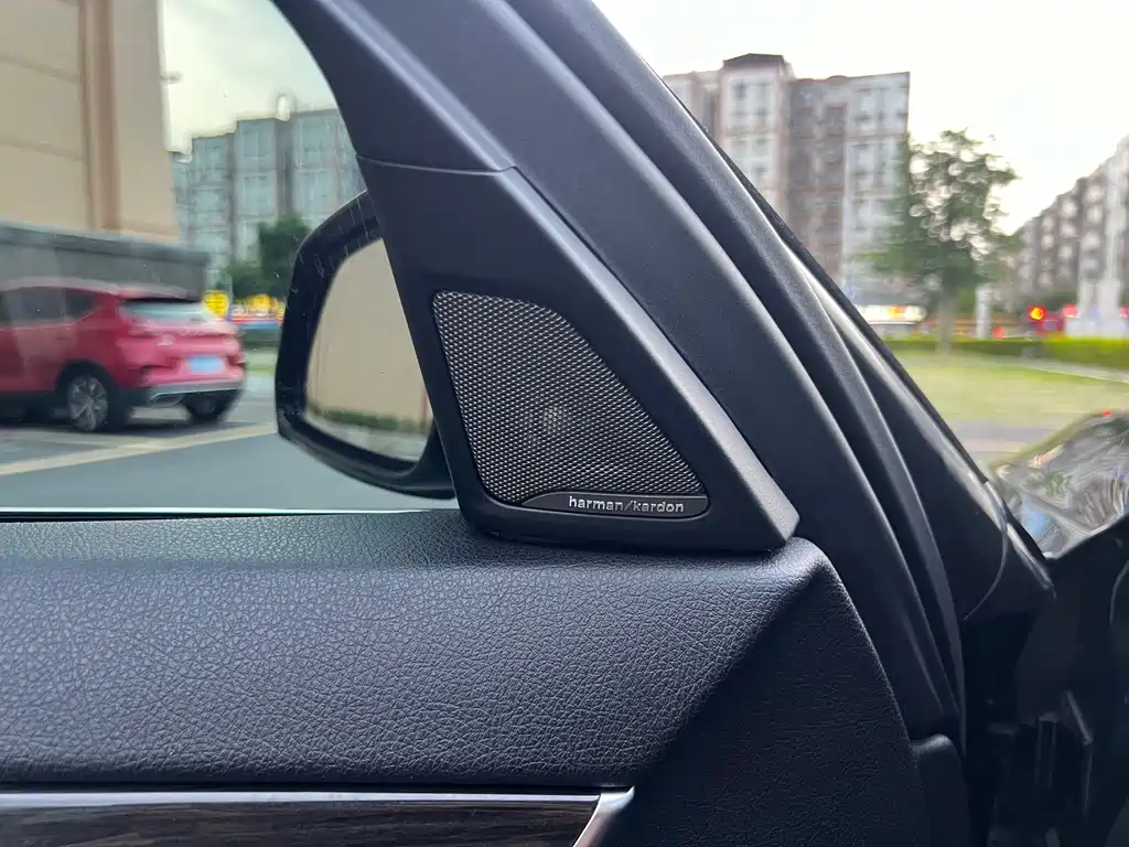 BMW 5 Series 2017 — фото 14
