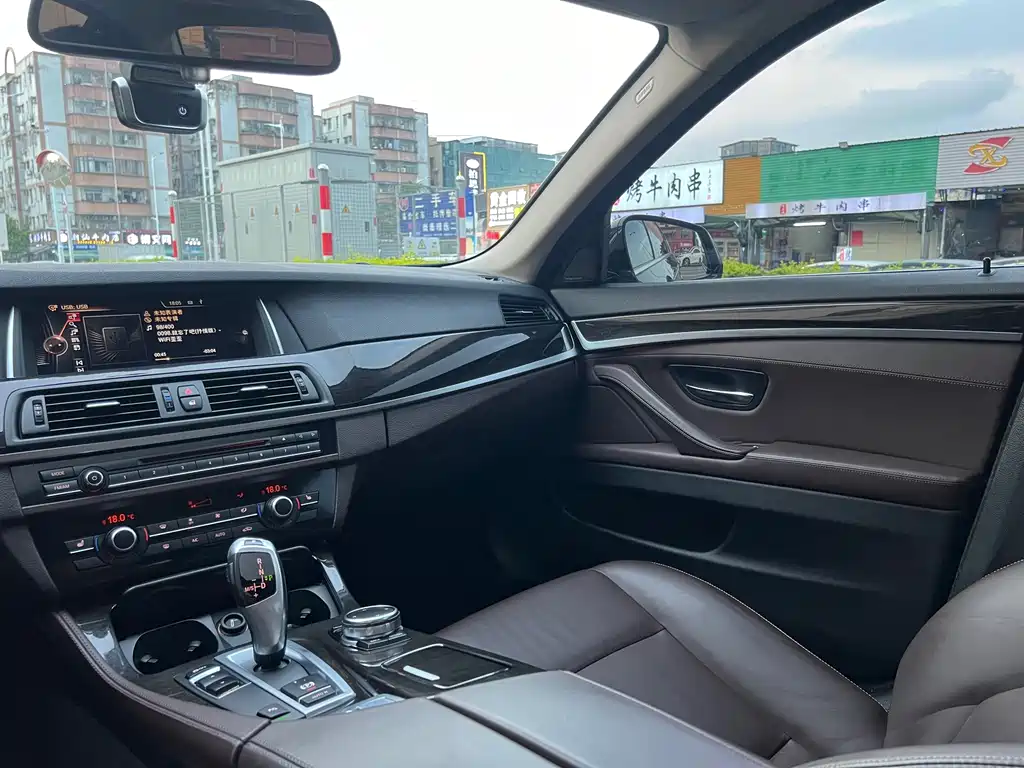 BMW 5 Series 2017 — фото 24
