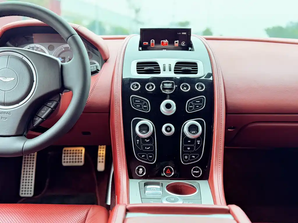 Aston Martin Rapide 2017 — фото 13