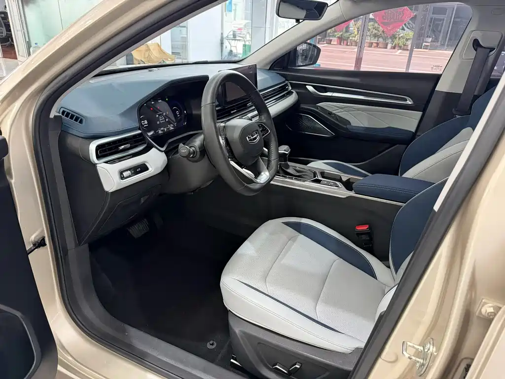 Geely Emgrand 2022