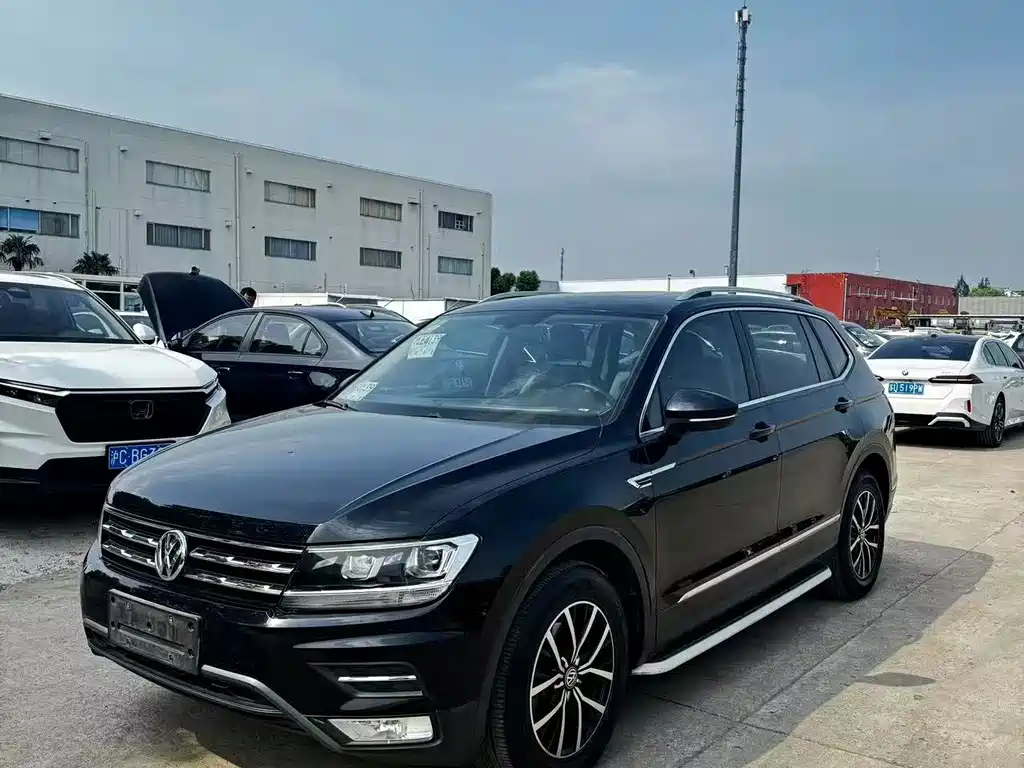 Volkswagen Tiguan L 2017 — фото 1
