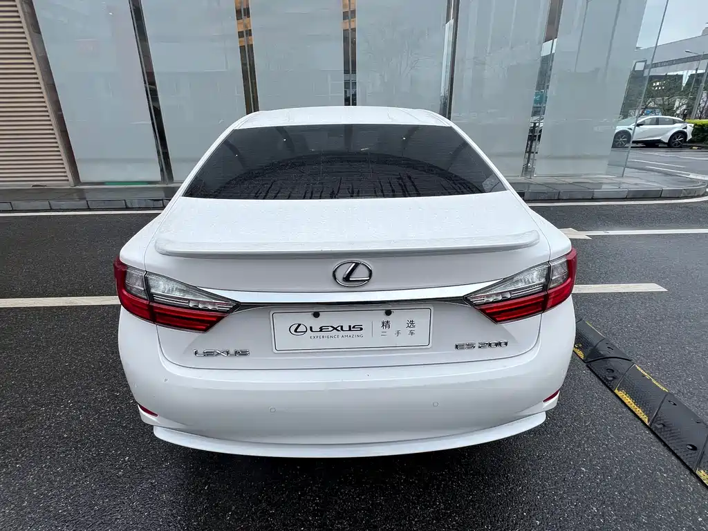 Lexus ES 2017 — фото 7