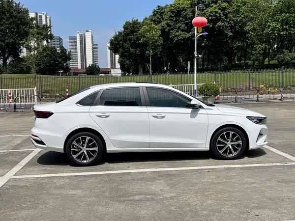 Geely Emgrand 2022