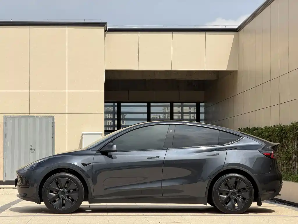 Tesla Model Y 2025 — фото 13