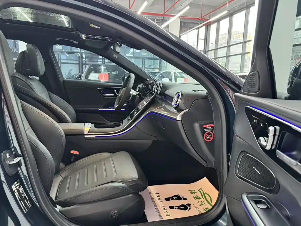 Mercedes-Benz C-Class 2025 — фото 12