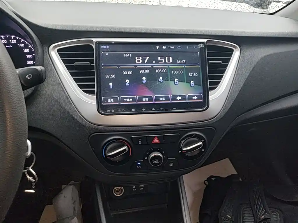 Hyundai Verna 2017 — фото 13