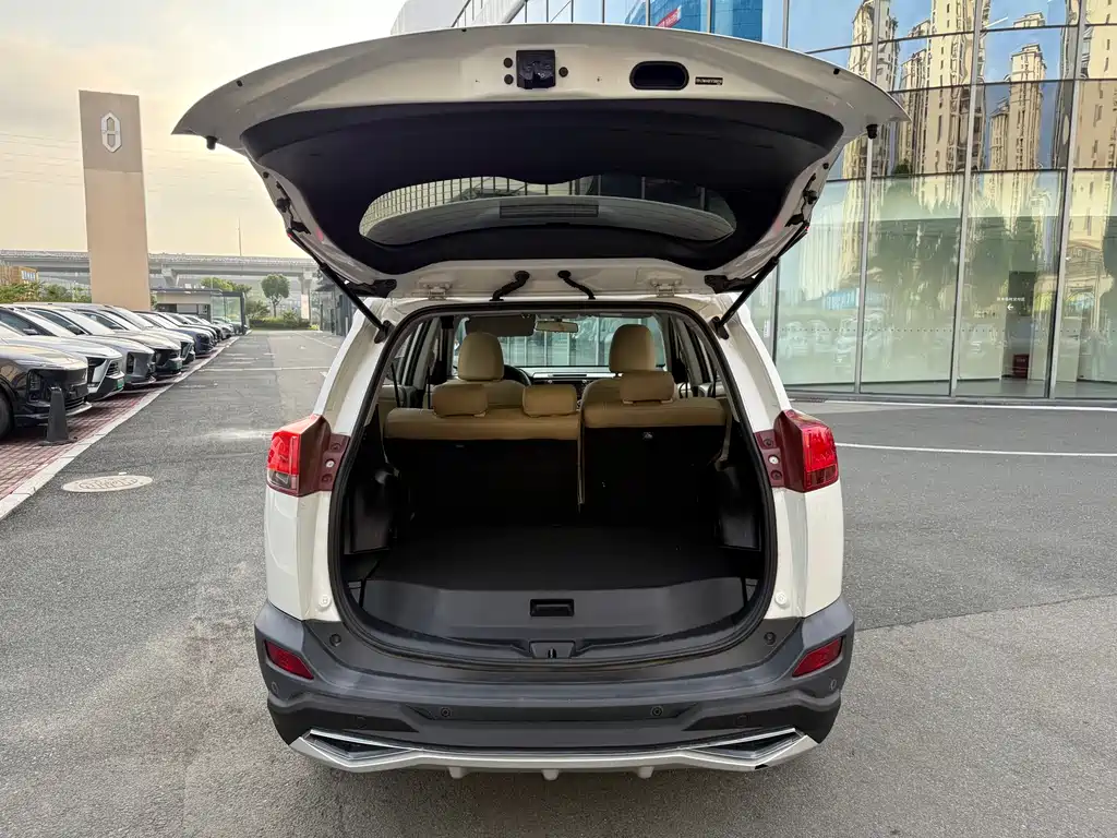 Toyota RAV4 2015 — фото 13